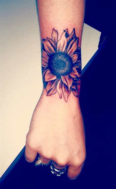 Browse our designs and decide which arm tat is the best for you as a handsome guy. 92d305a19f50374bff04e0474cbbeaab--sunflower-tattoos-cool ...