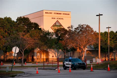 El Jurado Del Juicio Contra Nikolas Cruz Visita La Escuela De Parkland Donde Ocurrió La Masacre