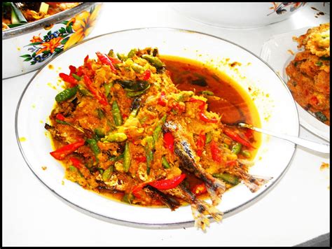 Lihat juga kumpulan resep lauk utama populer lainnya. Rumah Makan Betawi Paku Jaya: Tongkol Balado
