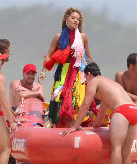 Rita Ora merr vëmendje me veshjen shumëngjyrëshe duke pozuar e rrethuar