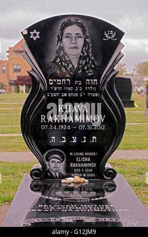 Reich verzierte Grabstein einer russischen jüdischen Frau in Montefiore