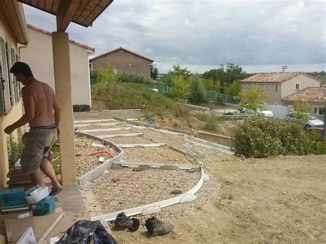 Comment considérer une allée de jardin en pente ? Allée en béton St Léon - Brin de Nature