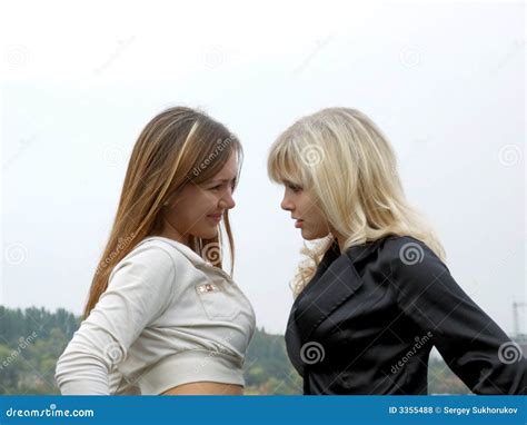 deux belles jeunes filles photo stock image du bonheur 3355488