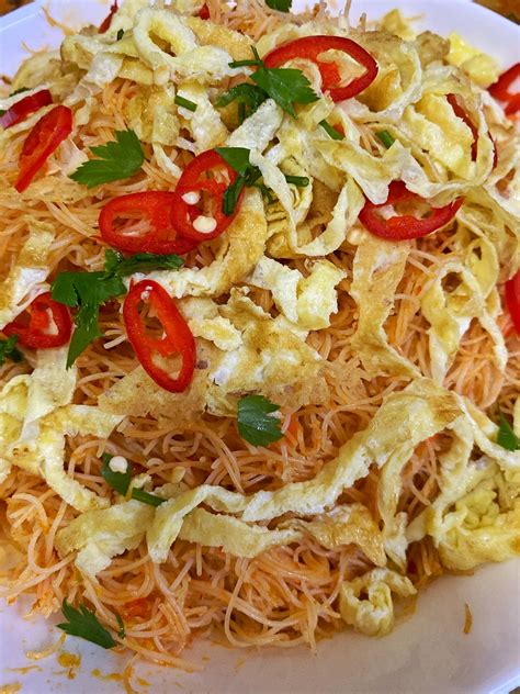 Mie means noodle made of flour, salt and egg, while soto refers to indonesian soup. Resepi Bihun Goreng Biasa Paling Sempoi Giler - Resepi.My