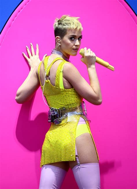 Em show na Califórnia Katy Perry usa look inusitado e mostra braços fortinhos Quem QUEM News