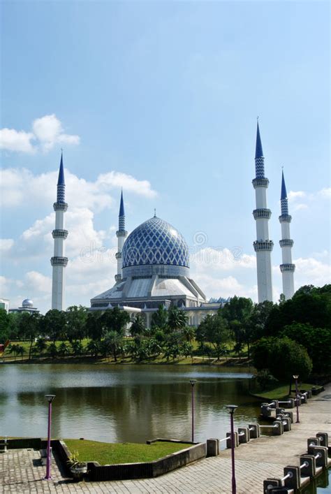 مسجد سلطان sultan salahuddin abdülaziz şah camii'nin tasarımı malay ve modernist tarzların bir birleşimidir ve malay ve i̇slam mimarisinin unsurları binanın bitişlerine dahil edilmiştir. Sultan Salahuddin Abdul Aziz Shah-Moskee A K Een Sjah Alam ...
