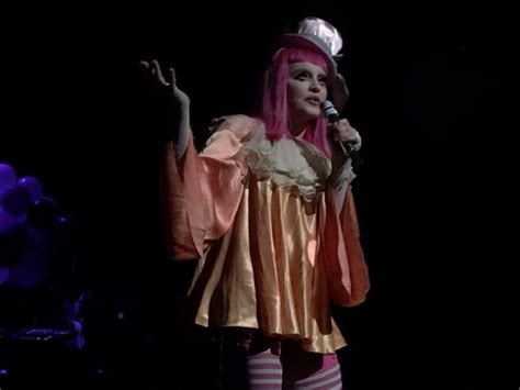madonna clown triste confusa sul palco canta per il figlio rocco la repubblica