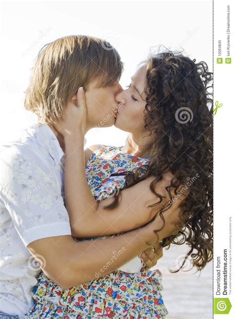 baisers des couples image stock image du hommes occasionnel 12064845