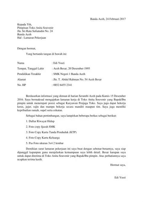 Pengertian surat lamaran kerja adalah surat permohonan yang dikirimkan oleh pencari kerja kepada badan usaha atau instansi untuk mendapatkan pekerjaan atau jabatan sesuai dengan posisi yang. 27 Contoh Surat Lamaran Kerja yang Baik dan Benar, Umum DOC Lengkap