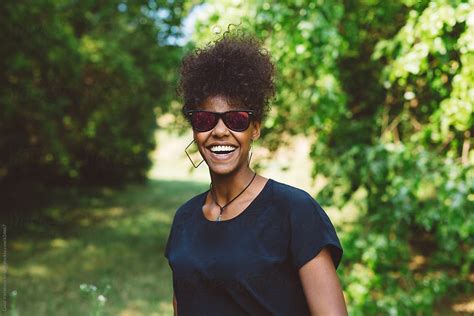 Black Woman Wearing Sunglasses Outdoors Del Colaborador De Stocksy