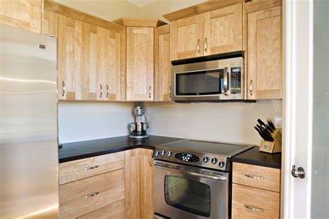 Painting birch wood cabinets is a simple project that you can take on yourself, allowing you to save money and bring new life to your kitchen. Wooden(birch) cabinets with black counter-tops to match ...