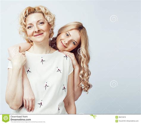 Madre Con La Hija Junta Que Plantea La Sonrisa Feliz Aislada En El