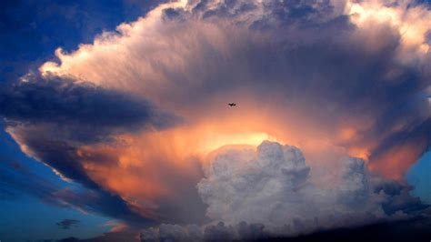 This Spectacular Storm Cloud Is So Dramatic That It Looks Like a Nuclear Explosion