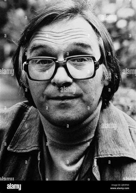 Dinsdale Landen Pig In The Middle 1980 Stock Photo Alamy