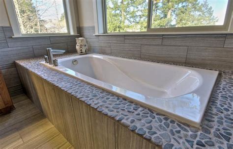 Rock Pebble Surround With Garden Tub In 2020 Garden Tub Tile Tub