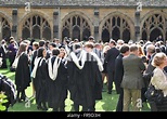 Absolventinnen und Absolventen am New College in Oxford feiern ihren ...