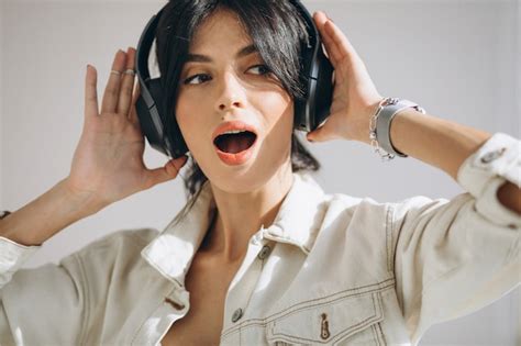 Joven Mujer Bonita Escuchando Música En Auriculares Inalámbricos Foto