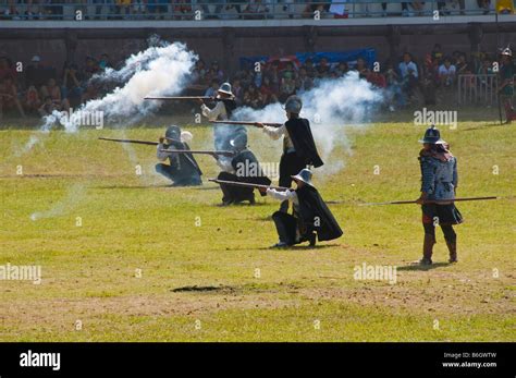 Mock Gun Battle Hi Res Stock Photography And Images Alamy