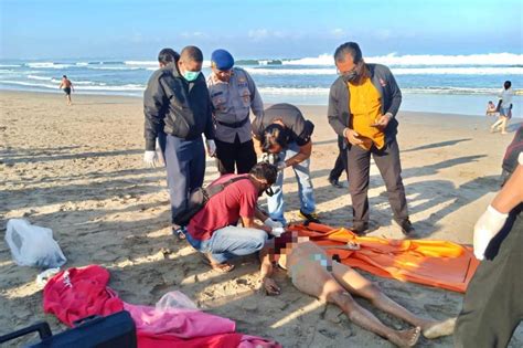 mayat wanita tanpa identitas ditemukan setengah telanjang di pantai