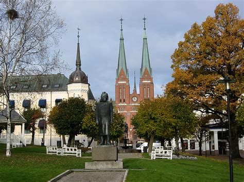The horizontal line signifies the horizon, the vertical lines show the times of sunrise and sunset. Skien (Norway) ~ Travel