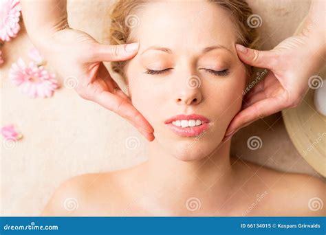 Femme Recevant Le Massage Facial Au Studio De Station Thermale Image