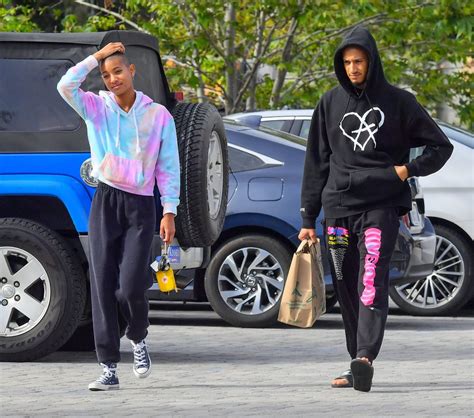 This opens in a new window. WILLOW SMITH Leaves Whole Foods in Malibu 03/28/2020 ...