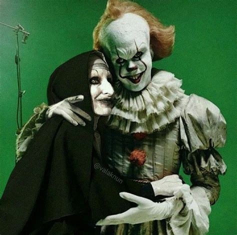 Pennywise And Friend On Set Scary Movies Pennywise Film Horror