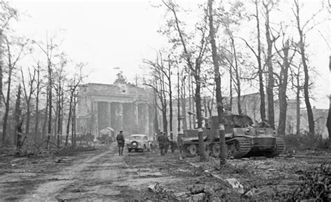 Немецкий танк Pz Kpfw VI Тигр брошенный у Бранденбургских ворот в