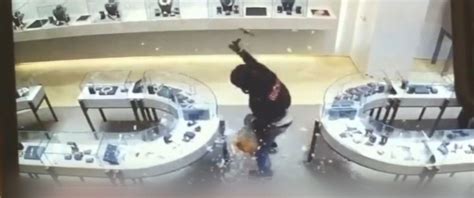 Thieves Smash Glass And Steal Jewelry In Heist Caught On Video Abc News