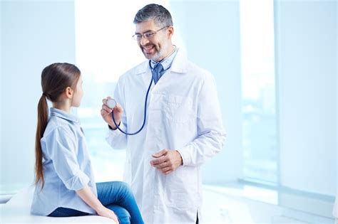 Arzt Untersuchen Seine Jungen Patienten Kostenlose Foto