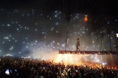 Kanye Artist Stage And Arena 4k Hd Wallpaper