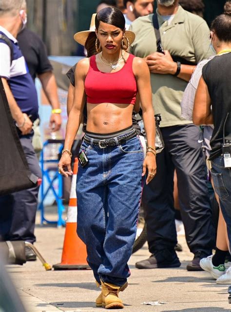 Teyana Taylor In Low Rise Super Baggy Jeans Denimology Timbs Outfits Taylor Outfits Teyana