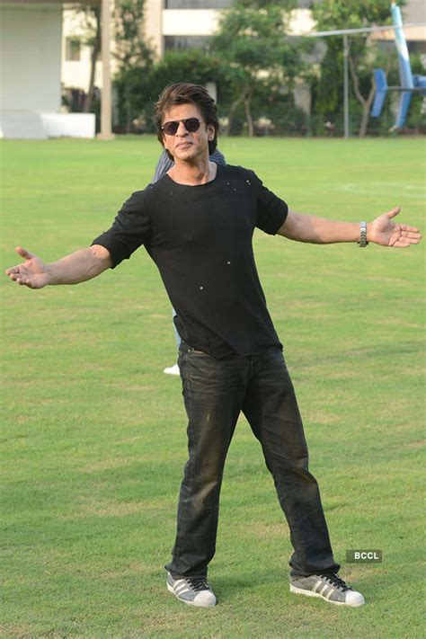 Shah Rukh Khan Shows His Signature Pose During The Promotion Of Film