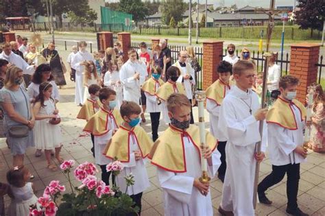‘the Eucharist Gives Life Poles Celebrate Corpus Christi Amid