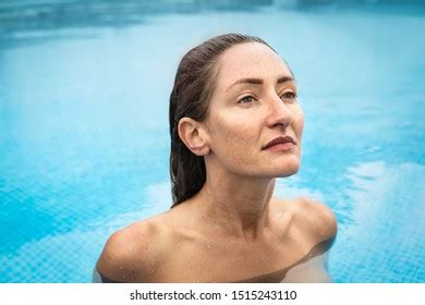Beautiful Woman Swimming Naked Swimming Pool Stockfoto