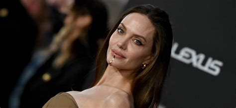 Angelina Jolie Recalls Her Late Moms Long Battle With Cancer