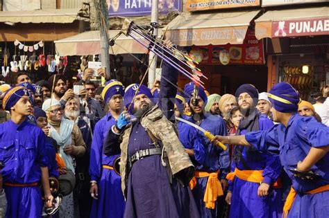 Sikhs Celebrate Gurpurab Of Guru Gobind Singh Ji Sikh Com