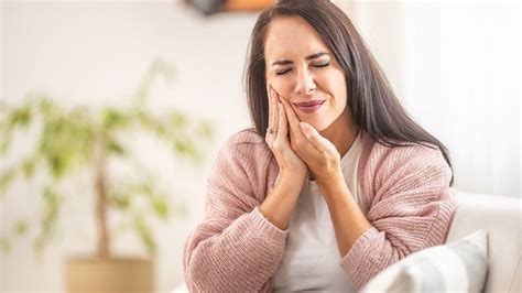 Опухла щека после удаления зуба у взрослых почему опухает и что делать