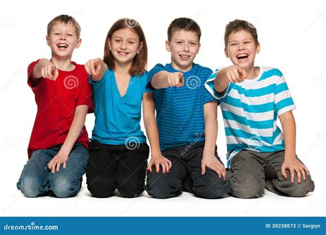 Lachende Kinderen Op De Vloer Stock Afbeelding Image Of Positiviteit