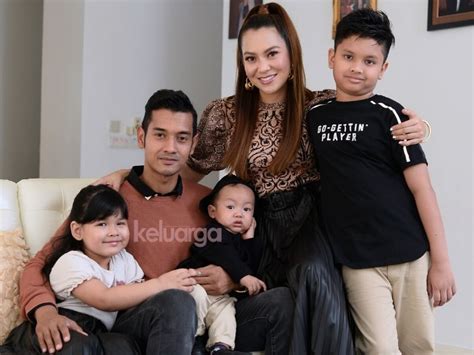 Pembentukan keluarga yang bahagia akan memberikan kesan positif kepada masyarakat dan negara. "Keluarga Itu Membahagiakan Saya." Mawar Rashid Bahagia ...