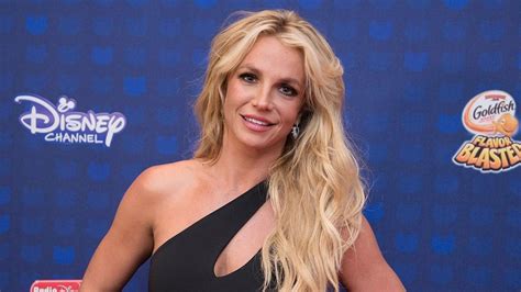 Britney Spears Calls Out Paparazzi For Unflattering Photos