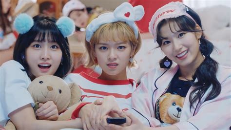 It was released exclusively in japan on february 24, 2017 by warner music japan and features four of their korean. K-pop: TWICE promeve verdadeira sessão da tarde no vídeo ...