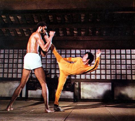 Bruce Lee Le Jeu De La Mort - LE JEU DE LA MORT - THE GAME OF DEATH - Bruce Lee et sa flûte silencieuse