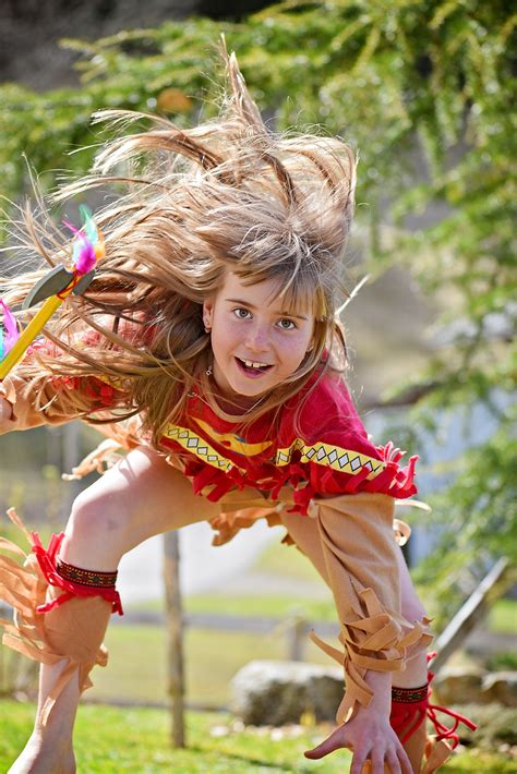 무료 이미지 자연 소녀 놀이 꽃 동작 어린이 인간의 의류 긴 머리 유아 금발 아웃 복장 옥수수 요정