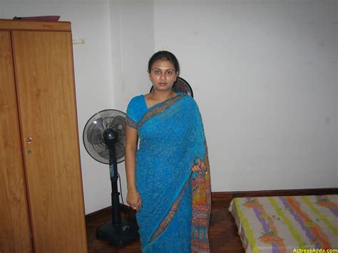 hot mallu desi indian aunty sms chat phones number nice figure chubby aunty in hot blue saree