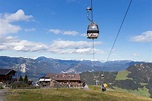 Alpine Bergbahn fährt aus dem Alpbachtal auf das Wiedersberger Horn ...