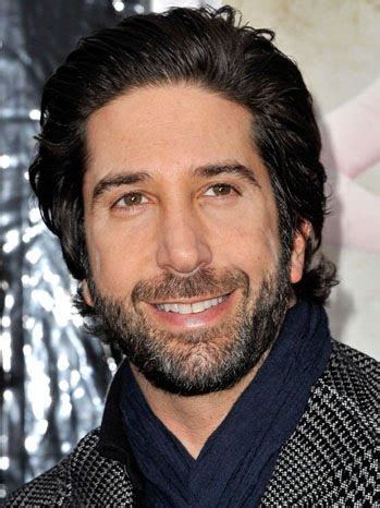 David schwimmer has finished a late lunch of salmon and brussels sprouts and is sipping a beer in an italian restaurant in new york's lower east side when the stranger approaches. David Schwimmer ajuda a polícia de Nova York a desvendar ...