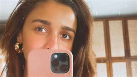 Alia Bhatt Flaunts Emblazoned Ring As Subtle Nod To Beau Ranbir Kapoor In Valentines Day Post