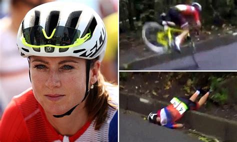 Dutch Woman Cyclist Crashes While She S A Few Miles From Winning Olympic Gold Daily Mail Online