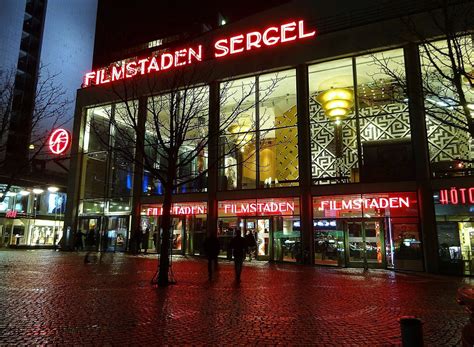 Filmstaden is the biggest cinema chain in sweden, present in 21 cities with 255 salons and some it is part of the odeon (owned by amc theatres). Filmstaden öppnar snart upp sina biografer igen. Efter att dessa har varit nedstängda i tre ...